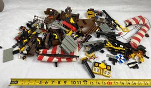 lot 4070 image: LEGOS - Various Pieces from a Pirate Ship Kit - See pics