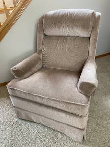 lot 4090 image: LA-Z-BOY Chair - LIKE NEW Pet Free and Smoke Free Home - No Stains, No Wear Spots - Beautiful Chair