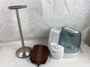 lot 4085 image: Humidifier, Toiletry Bag and TP Stand