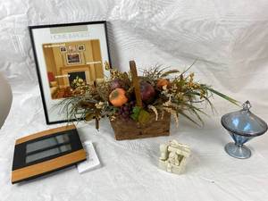 lot 4101 image: Lot of Home Decor - New Picture Frame and Collectibles
