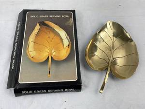 lot 4110 image: Solid Brass Serving Bowl - Leaf Shaped