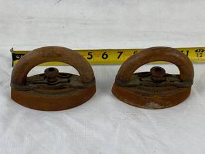lot 4113 image: Pair of Vintage Irons w Wooden Handles - Rare