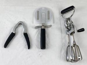 lot 4120 image: Pampered Chef Pizza Cutter, Crab Cracker and Vintage ECKO Hand Mixer