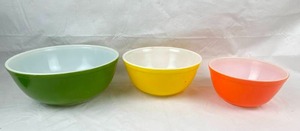 lot 4139 image: Set of Three Classic Vintage PYREX Mixing Bowls - 4Qt, 2Qt, 1-12Qt - Great addition to your kitchen