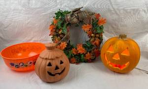 lot 4159 image: Lot of Halloween and Fall Decor - Get ready