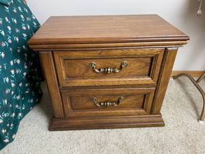lot 4181 image: Beautiful Wooden Night Stand or End Table w Drawers
