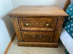 lot 4182 image: Beautiful Wooden Night Stand or End Table w Drawers