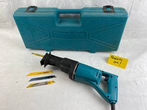 lot 4198 image: Makita Recipro Saw Electric M# JR300V w Blades and Case - Tested and Powers on