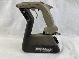 lot 4212 image: Pneumatic Sand Blasting Gun - dee-blast Brand