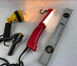 lot 4225 image: Lot of 2 Shop Lights and a Level