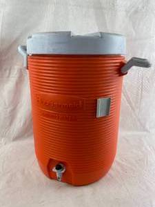 lot 4227 image: Rubbermaid LARGE Drinking Water Jug Cooler - w spigot - No odors Great for SUMMER
