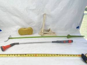 lot 4241 image: Garden Sprayer - Sprinkler - Can Smasher