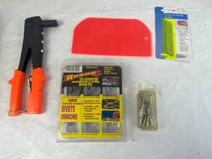 lot 4265 image: Rivet Gun and Accessories
