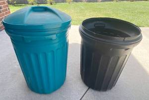 lot 4284 image: 2 Trash Cans