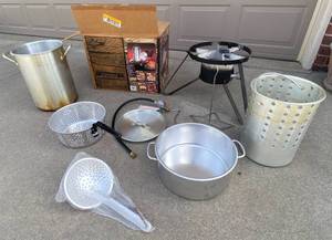 lot 4296 image: Firenzy Deluxe Aluminum Turkey Fryer  Seafood Boiler Kit - Fry up a turkey, steam seafood, and more