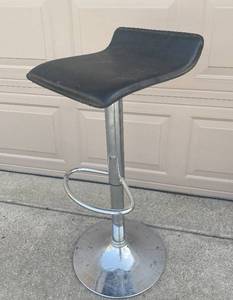 lot 4306 image: Winsome Wood Retro Style Chair with Manual