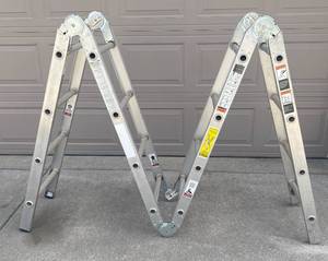 lot 4309 image: Werner Extra Heavy Duty M8-16 Articulating Ladder - 300 lbs. Load Capacity