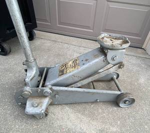 lot 4340 image: NAPA 2-Ton Car Jack with 2 Piece Handle
