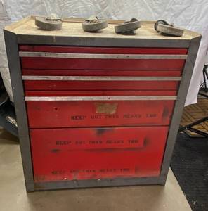 lot 4347 image: Big Toolbox with Casters - Includes Contents
