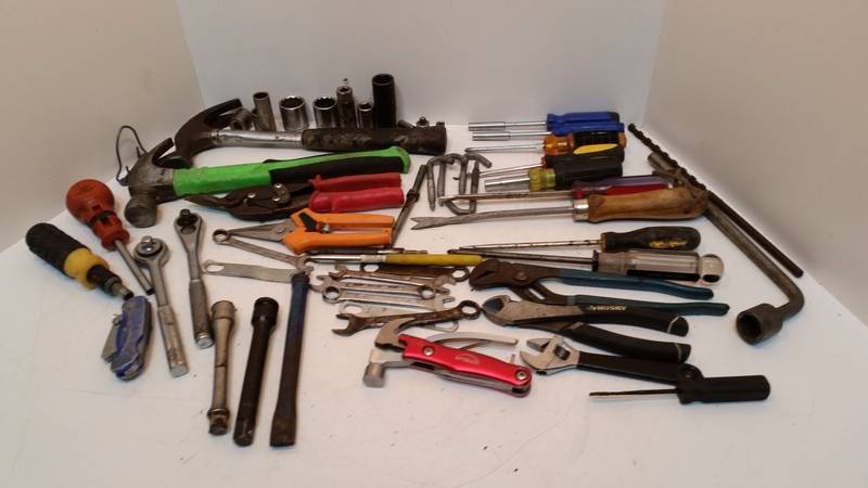 lot 4318 image: Toolbox with assorted tools
