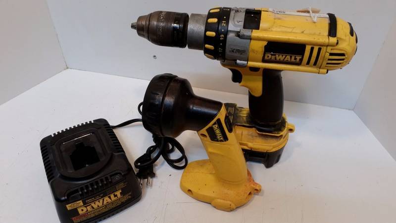 lot 5946 image: Dewalt 14.4V Set