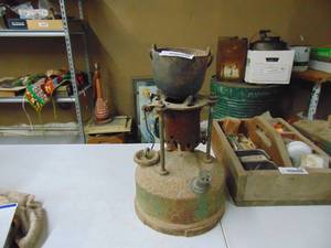 lot 1563 image: Vintage Smelter with Cast Pot