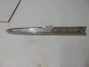 lot 1652 image: Ford F-100 Emblem