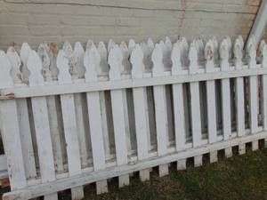 lot 1698 image: 4 Sections of Picket Fence
