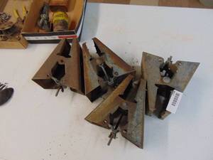 lot 1708 image: 4 - Saw Horse Clamps