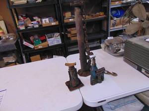 lot 1725 image: 3 - Hydraulic Jacks