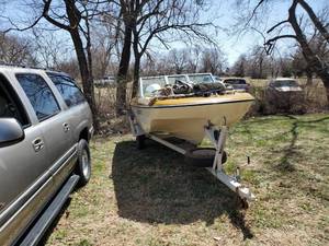 lot 1830 image: Newman Tri-Hull W 85HP Johnson Outboard - Runs Good