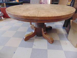 lot 1762 image: Round Oak Table