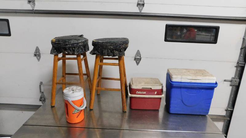 lot 10079 image: 2 Stools and 3 Coolers