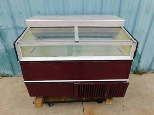 lot 4828 image: Ice Cream Dipping Cabinet