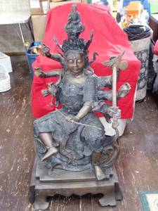 lot 800 image: Beautiful Antique Bronze Statue Of Deity With 8 Arms Holding Different Weapons
