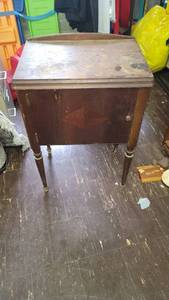 lot 1225 image: Vintage Singer sewing machine desk