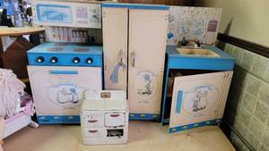 lot 3073 image: Holly Hobbie and pretty maid toy kitchen set