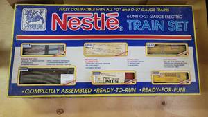 lot 3082 image: Nestle 6 unit o-27 gauge electric train set