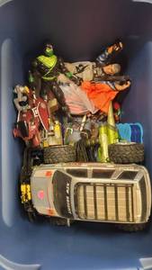lot 3101 image: Box lot of toys and hot wheel cars