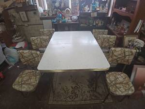 lot 4000 image: Vintage Formica Top Dinette Table With 6 Chairs And Leaf (Could Use Some Love)