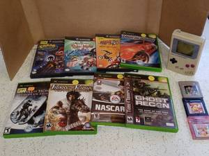 lot 4010 image: Small Game Lot Vintage Nintendo Game Boy With 3 Games And More