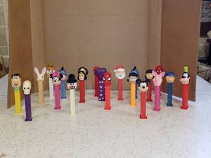 lot 4011 image: Lot Of 21 Vintage Pez Dispensers