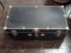 lot 4014 image: Lightweight Footlocker For Storage