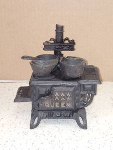 lot 4016 image: Miniature Cast Iron Queen Sample Stove With Accessories