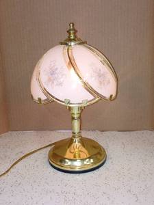 lot 4023 image: Vintage Miniature Touch Lamp With Glass Shade