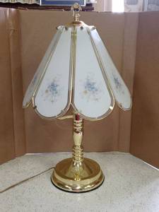 lot 4024 image: Vintage Table Lamp With 3 Candle Lights And Glass Shade