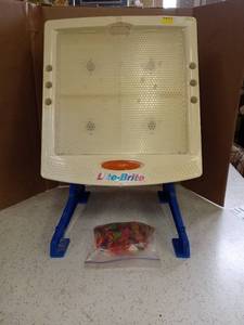 lot 4025 image: Hasbro Lite Brite 03 Edition With Light Pegs