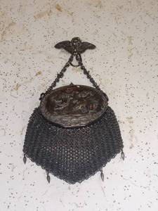 lot 4034 image: Small Antique Mesh Coin Purse With Cherubs On It