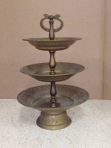 lot 4039 image: Vintage 3 Tiered Solid Brass Harilelas Style Stand (India #101)