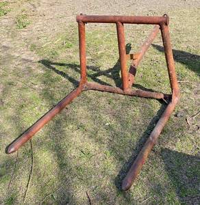 lot 9652 image: Allis Chalmers Snap Coupler Pallet  Fork Attachment